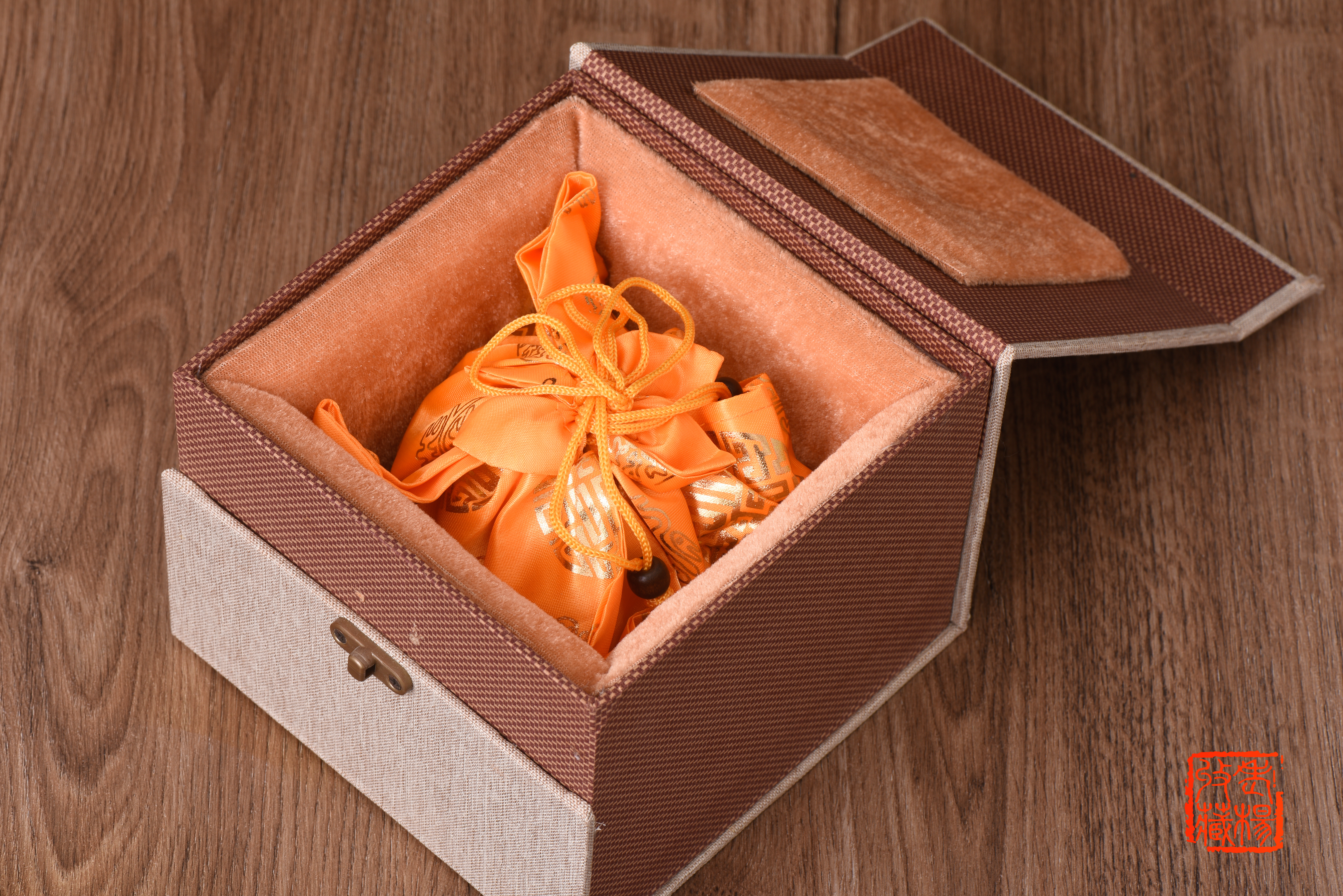 紫砂壶描金方壶,紫砂壶艺术感