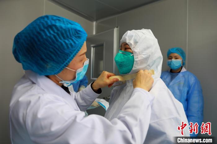 90后核酸采样员面对失业,90后病毒检测员