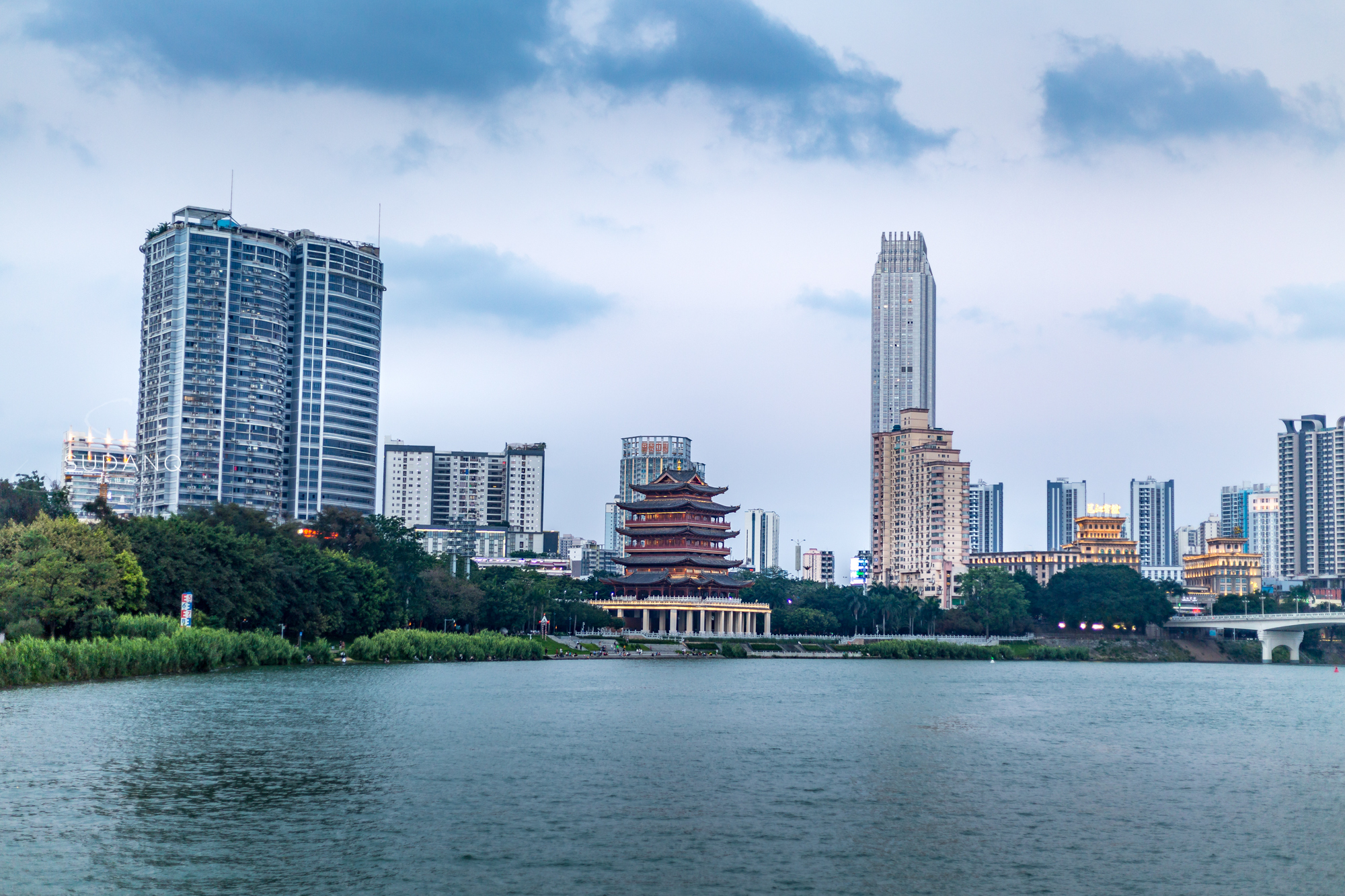 广西南宁夜景邕江大桥,南宁邕江夜游金惠号