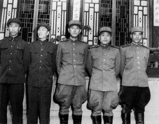 1951年邓华为何主动让位第一副司令给陈赓？甚至亲自致电伟人