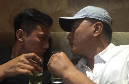 别揣测了，人家就是兄弟！20年了，你们这些观众也该出戏了