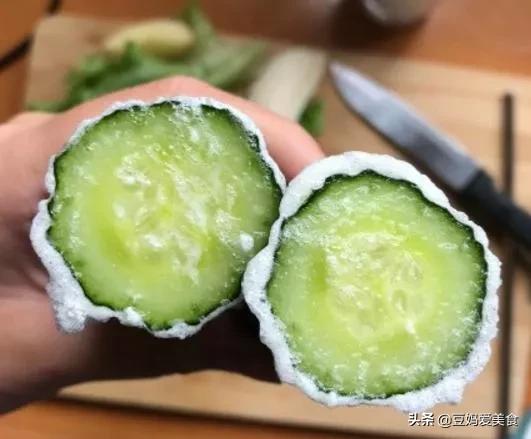 你会给黄瓜挤奶吗?这个英国小姐姐火了,网友尝试:还真别说,甜
