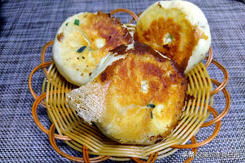 水煎包暄软不塌陷有诀窍，学会这几步，金黄有冰花，比卖的还好吃