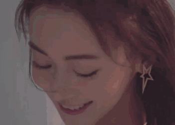 吴谨言擦镜子变身,吴谨言变脸后的样子