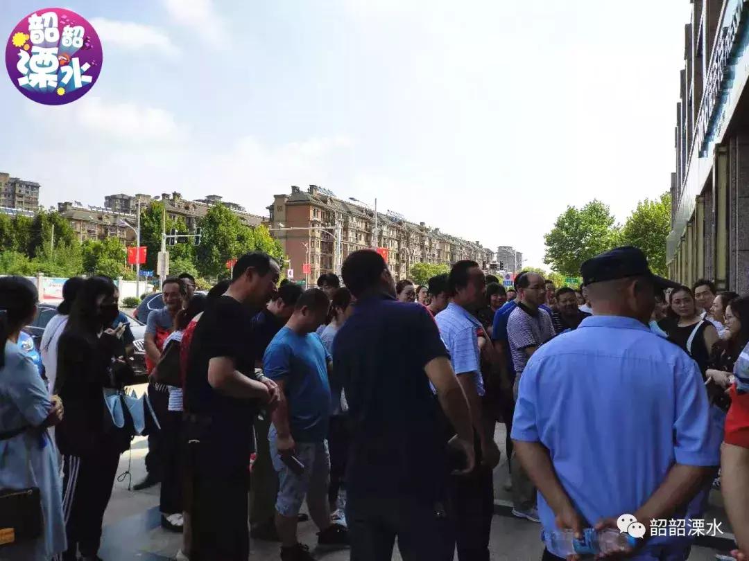 排队17小时喜中1号!手握10套房还要买!刚刚康利售罄,无人放弃