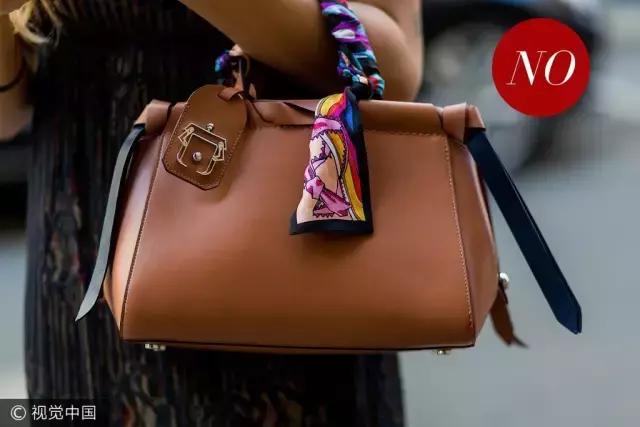 90后都不戴丝巾?谁说的!这种即优雅又酷的单品早就红透时尚圈了