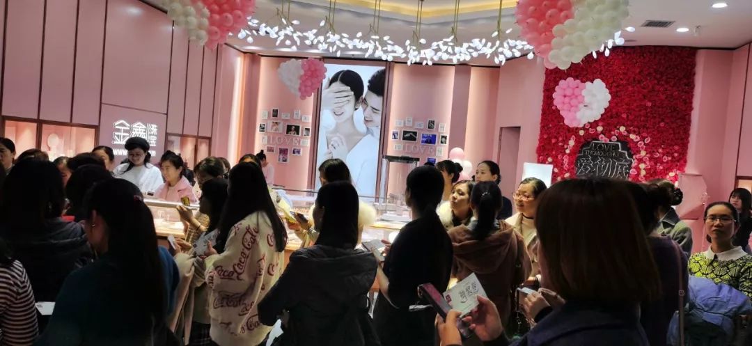 金鑫珠宝郑州永和铂爵店亮相,引数百名跑男排队代购