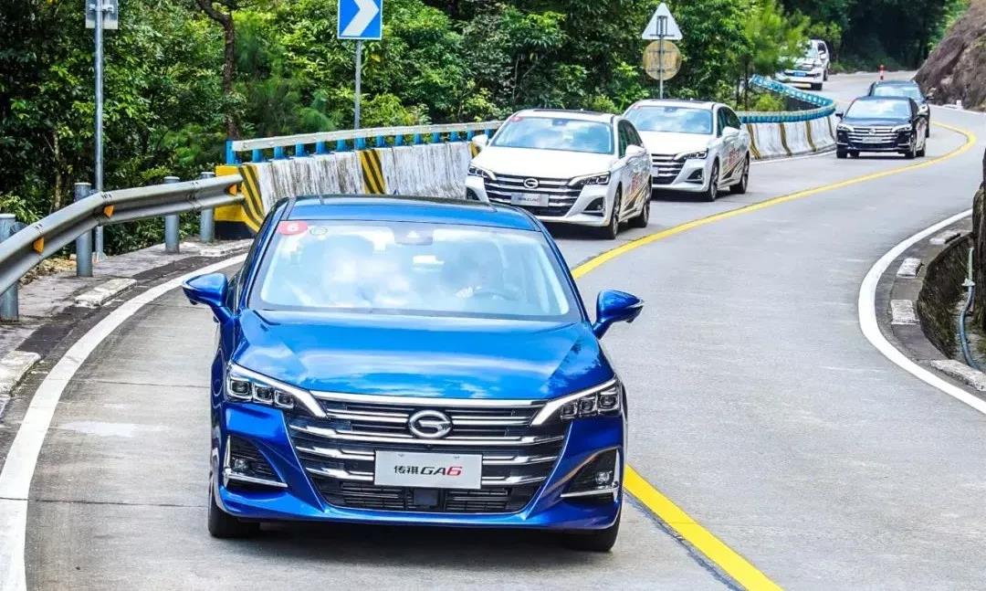 开着它劈弯，“人设”都给劈崩塌了