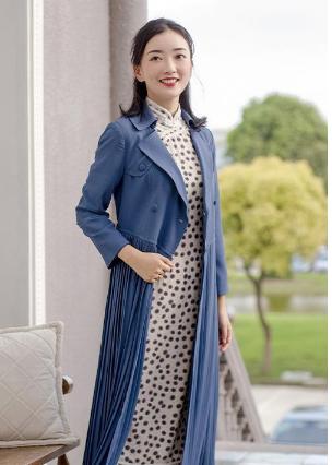 旗袍+风衣=2020年春天最优雅搭配，时髦又高级，再穿十年都不过时