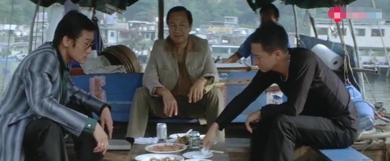 周润发介绍梁家辉赌圣搞笑片段,发哥梁家辉赌神经典片段