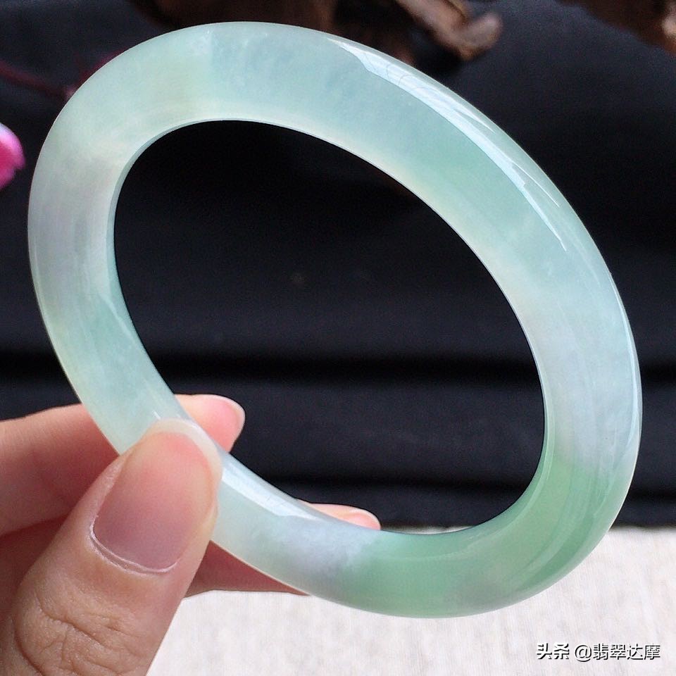 把翡翠手镯摔坏的视频,翡翠观音摔坏了怎么改