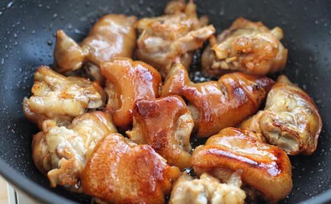 猪蹄炒糖色总容易糊？小火慢炒色泽才红润！入味又有嚼劲