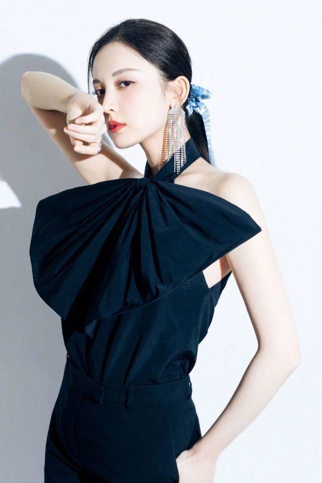 古力娜扎穿露脐衣,古力娜扎露脐上衣配紧身裤