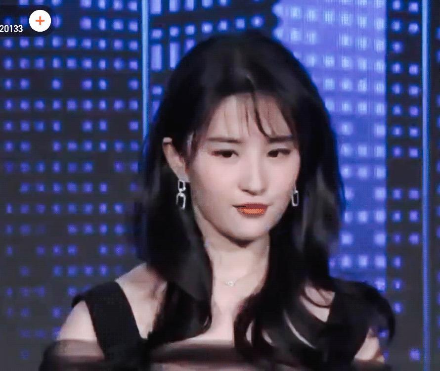 刘亦菲确认下一部新剧了吗,刘亦菲一身露腰造型亮相机场