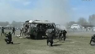 中国特警解救大巴车人质演练,中国特警仅用8秒解救客车人质