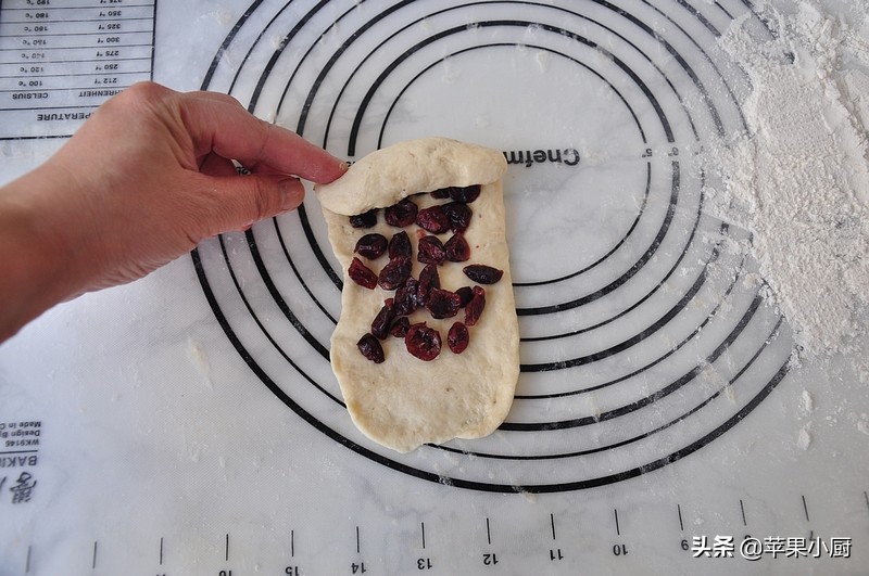 香蕉变黑别着急扔,加点面粉拌一拌,做面包,香甜松软,味道独特