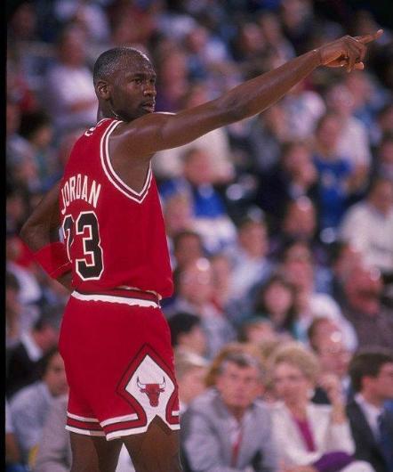 84年耐克签约乔丹，开出3大难题，为何一年后就后悔了？