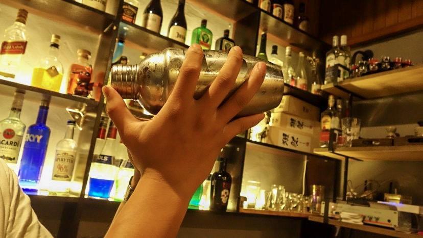 女的爱喝烈酒，男的抱头痛哭—北海调酒师给我讲述他的“治疗史”