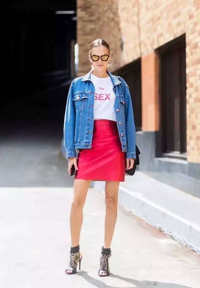 牛仔外套穿宽松好看还是修身好看,牛仔外套基本上搭什么裤子最好看