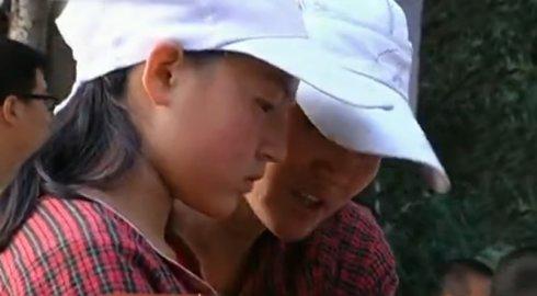 父亲离世母亲改嫁靠小姑摆地摊,父亲离家母亲智障