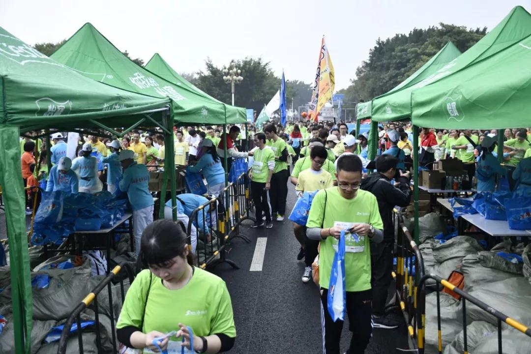 在街头当志愿者,凌晨四点出门当志愿者