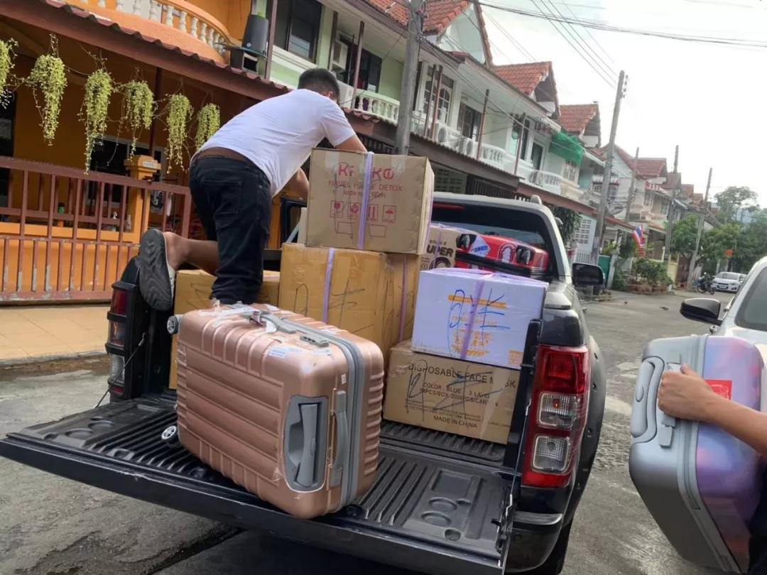 四川导游组成爱心联盟全球扫货,“人肉”带回上万抗疫物资捐赠