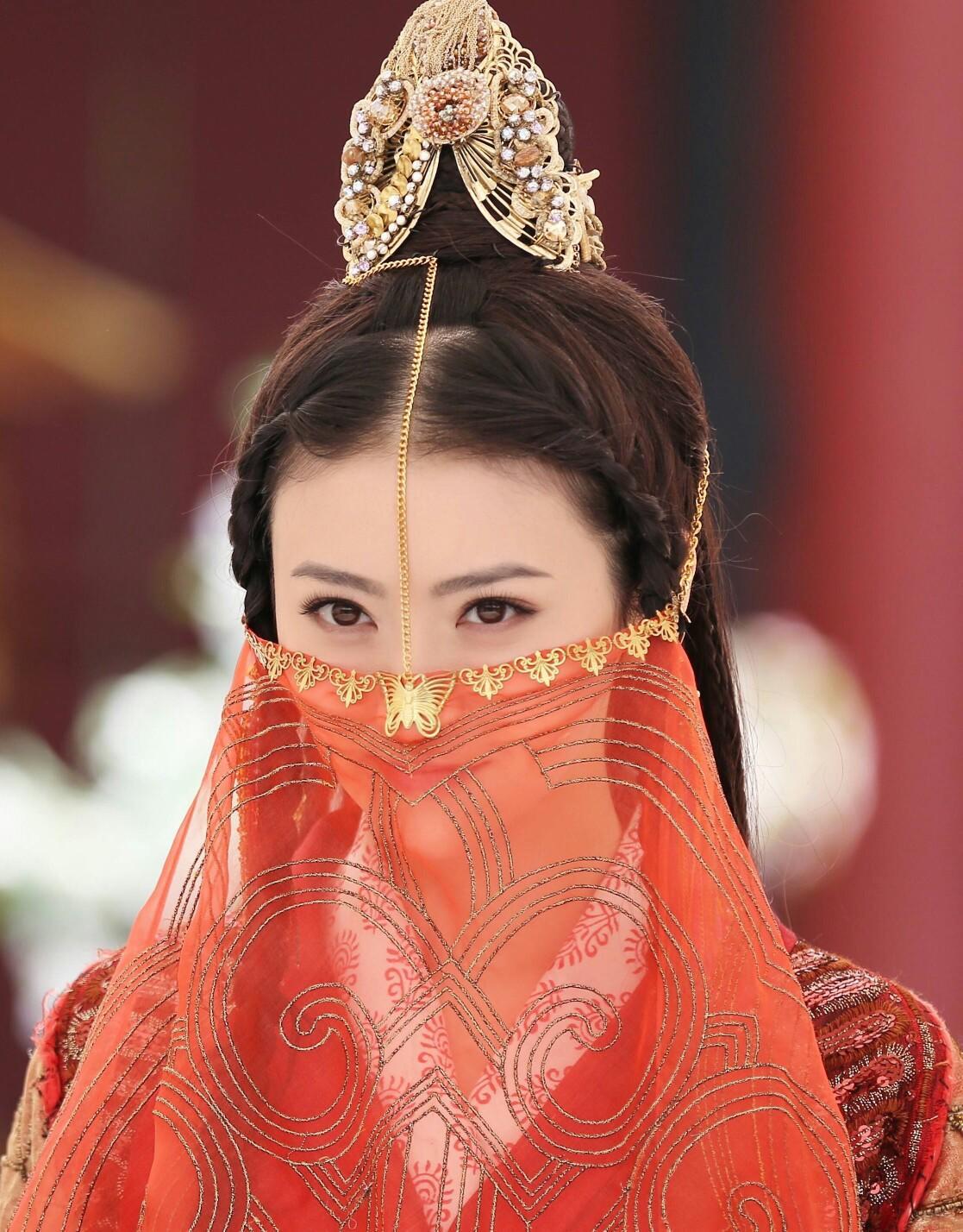 大佬力捧多年没火，“人间富贵花”如今居然凭借几套衣服出圈了？