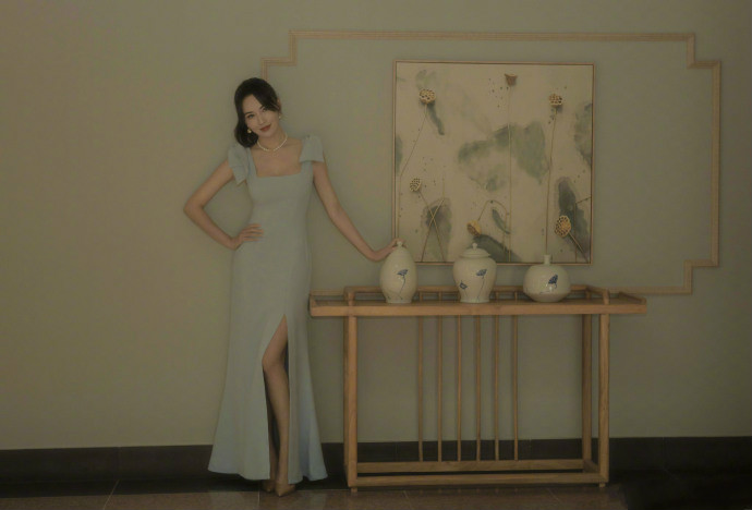 莫小棋抹胸裙深v领,莫小棋黑裙靓丽