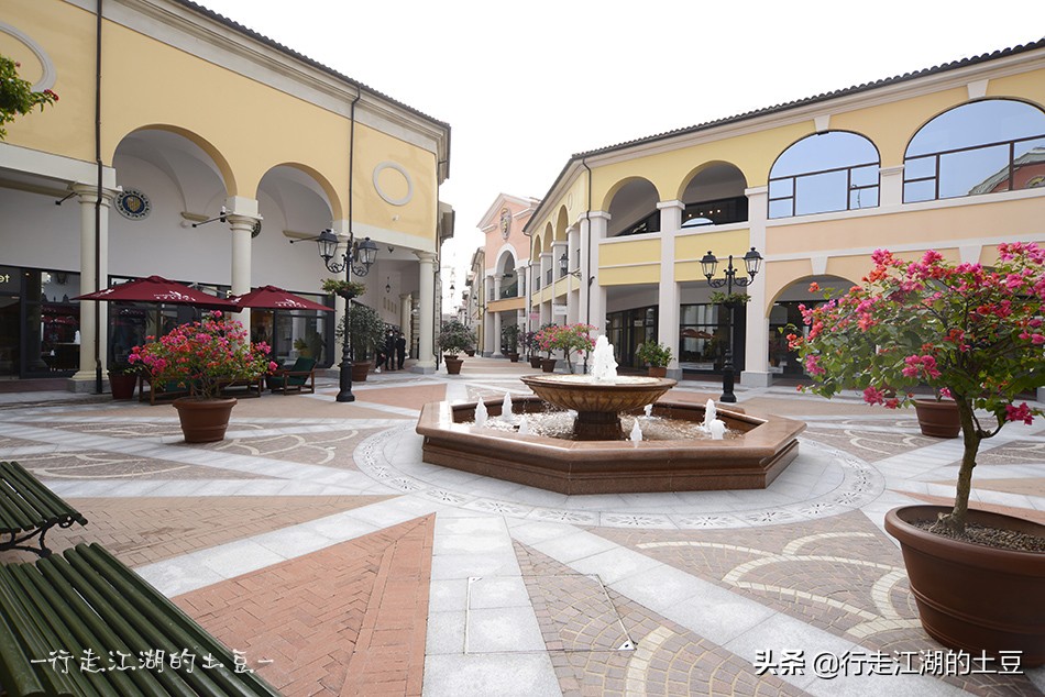 上海佛罗伦萨小镇,奥特莱斯世界名品购物中心,中国奢侈品领导者