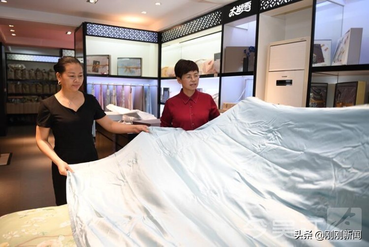 在创新中赋予丝绸蚕桑生命力——访“吴江时代新人”胡毓芳