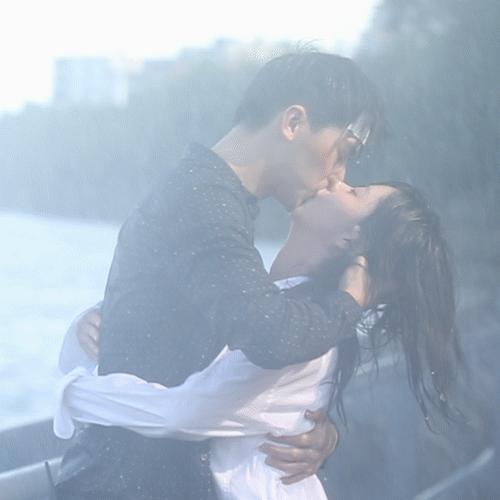 谭松韵吻戏初吻给了谁,谭松韵和晏紫东微博互动