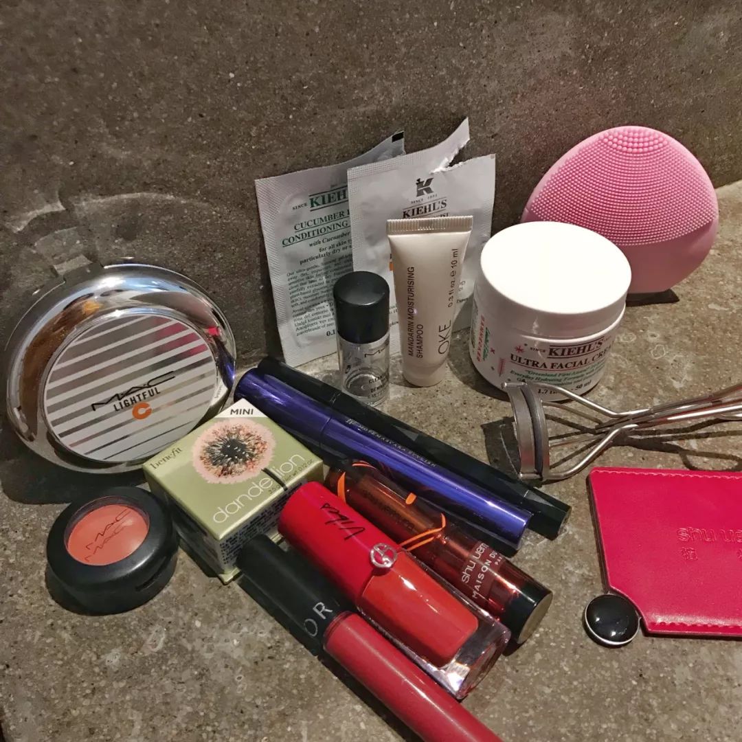 编辑部化妆包大公开，新年出行这样带就够了！