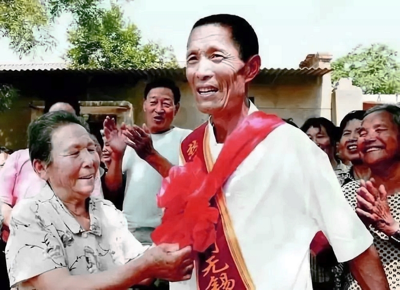 拾荒老人捡到巨款后续,捡到拾荒老人怎么办