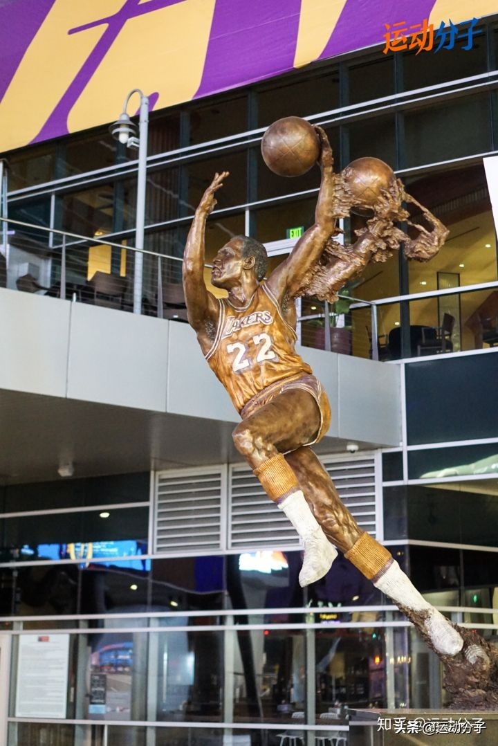 斯台普斯球馆雕像,斯台普斯中心门前的雕像