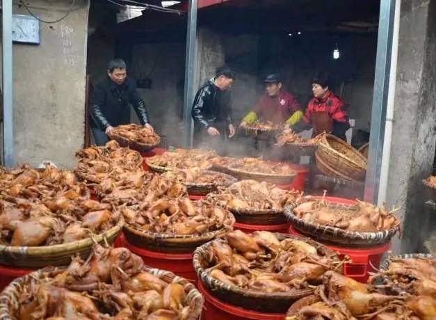 70后大妈坚持做烧鸡20年，在当地成为一绝，一天要卖800只