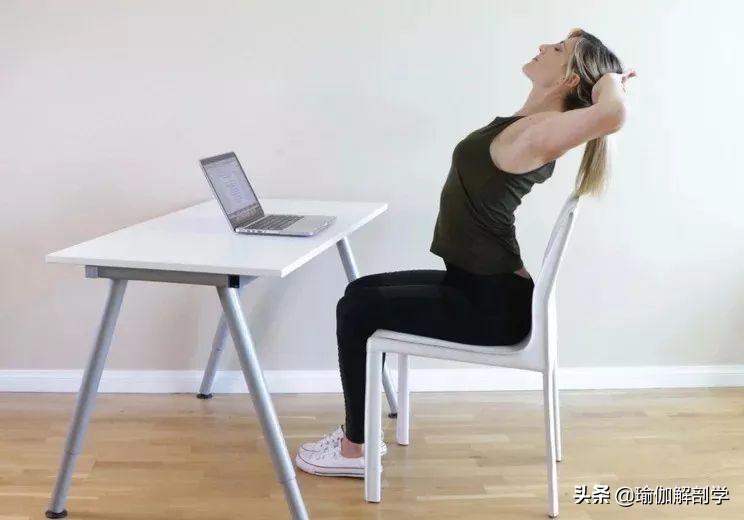8个椅子瑜伽体式最适合上班一族,办公瑜伽动作