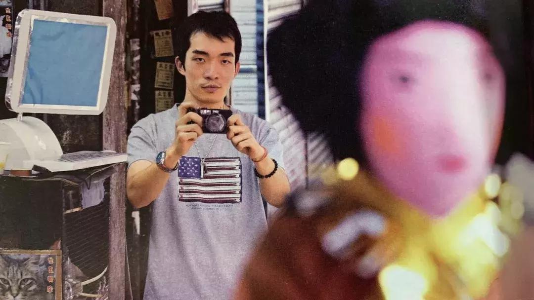 香港阴间设计师:为黄家驹订做电吉他,为张国荣粉丝订做咖啡厅..