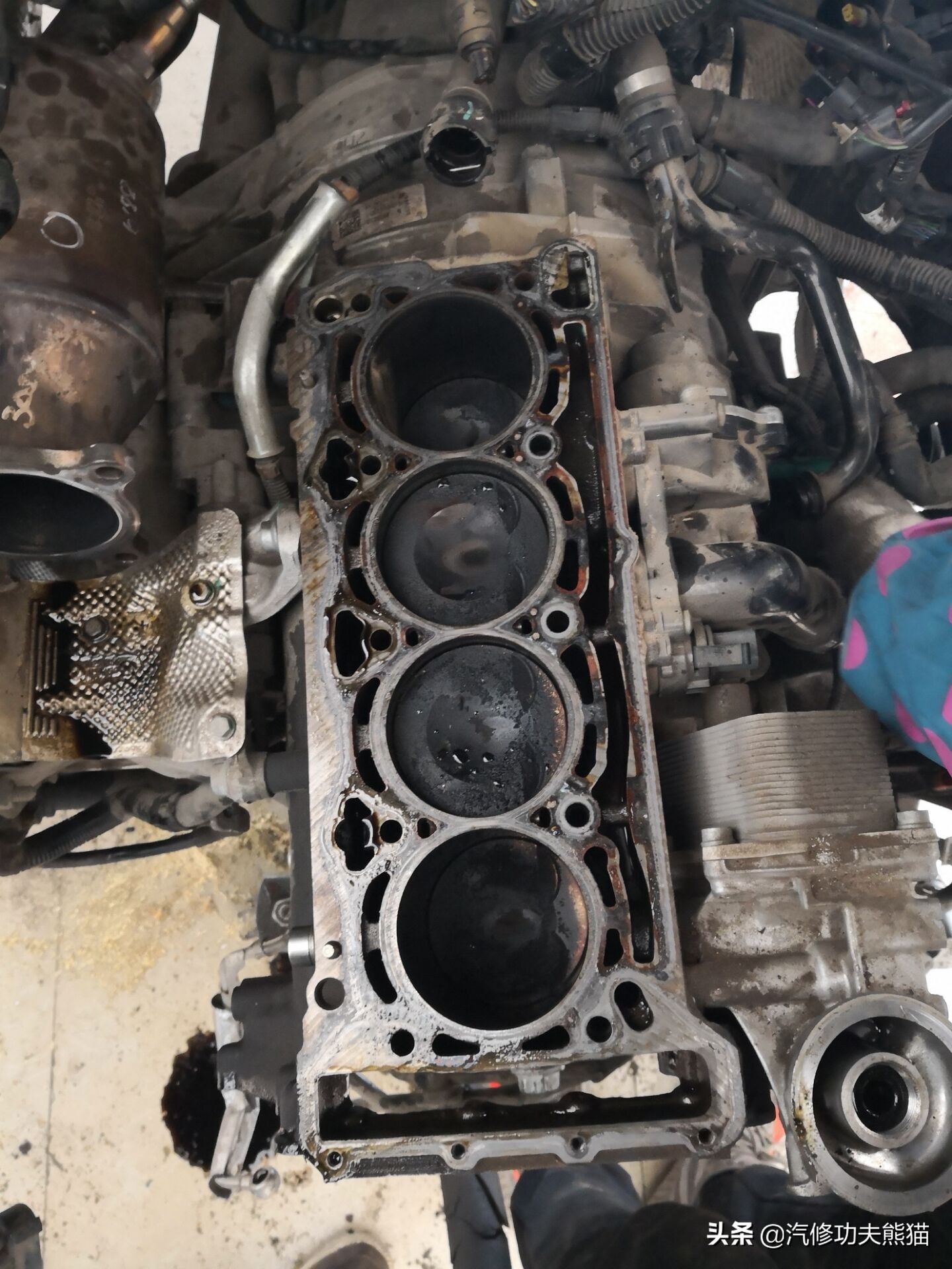 奥迪q53.2自吸发动机烧机油吗,12款奥迪q5发动机烧机油改进