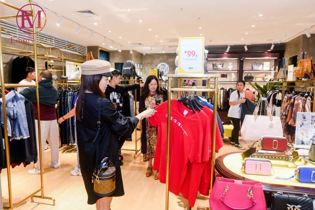 老铁放肆购!潮牌1~3折起,衣麦仓哈尔滨银泰店被时尚咖“攻陷”