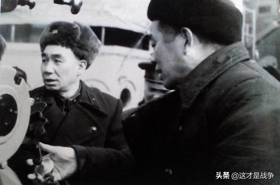 众人起哄喊司令员打一个，司令员举起冲锋枪，靶子被打成马蜂窝