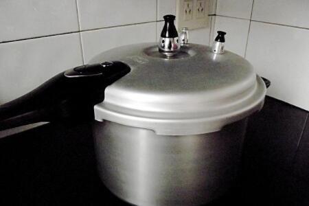 高压锅没有泄压阀能用吗,高压锅泄压阀顶不起来