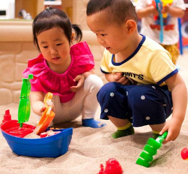 4岁小孩砖头砸爸爸头,宝宝拿东西砸爷爷被爸爸教育