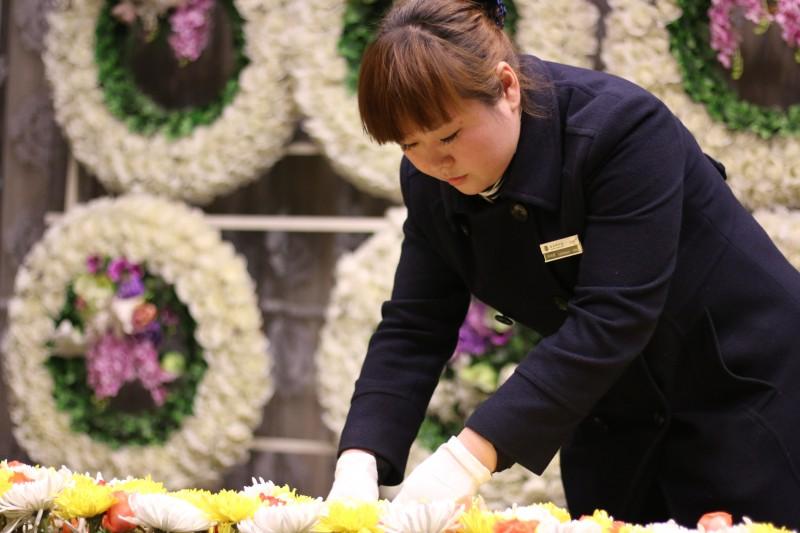“让生命的告别变得更有尊严”记南京殡仪馆80后殡葬女司仪和轶群