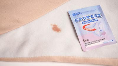 衣服被油渍弄脏了可以用什么弄掉,白t恤发黄油渍怎么洗才能洗白