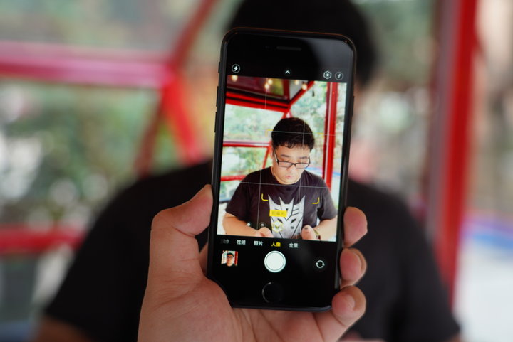 iphonese测评拆机,iphonese和iphone8对比外观