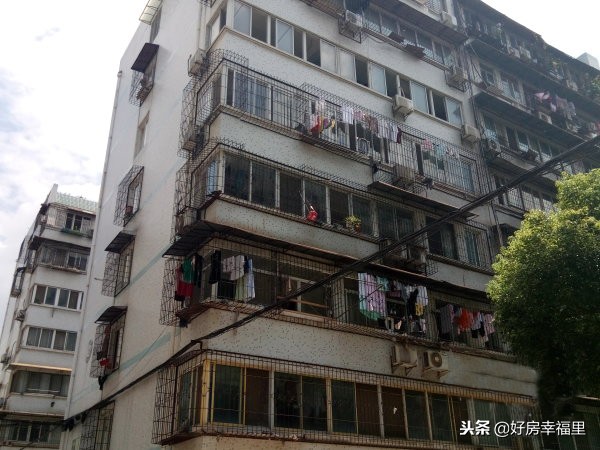 富人小区和刚需小区人群一样吗,买刚需的小区还是改善的小区