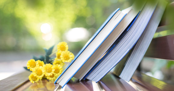 小说：摔伤腿帅气男神背我回家，我开玩笑提出交往他却当真了