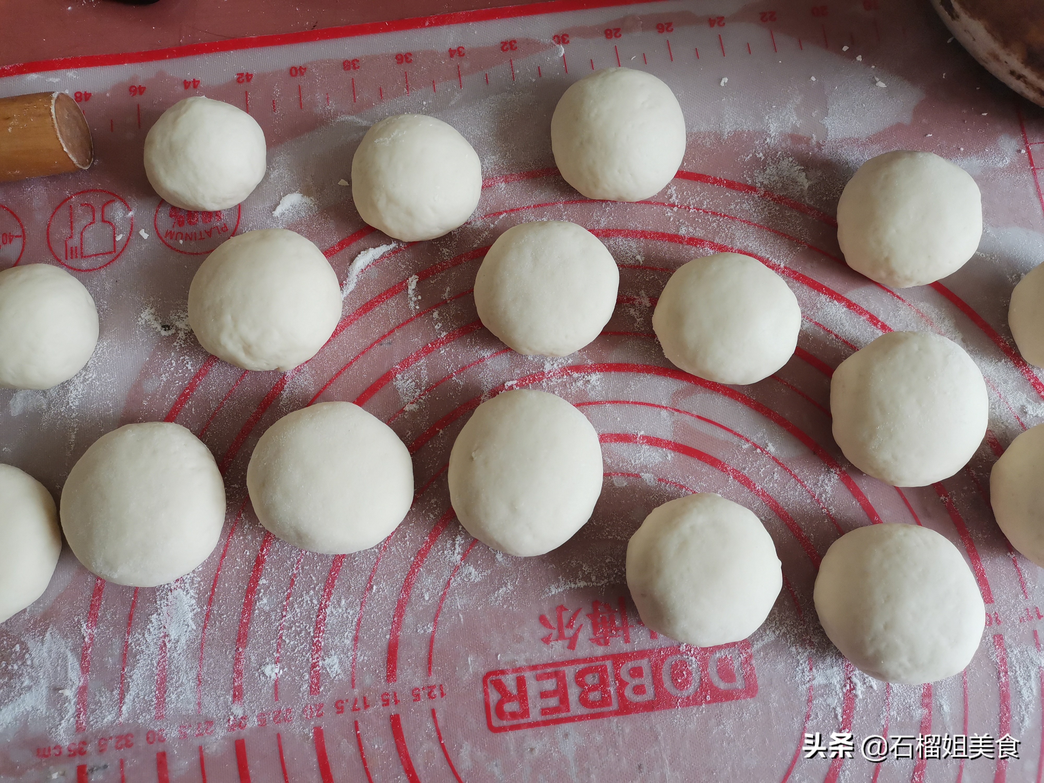 酵母包子怎么做出包子松软光亮,不用酵母怎么发面蒸包子又白又软