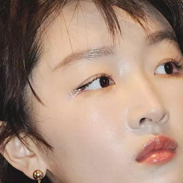 化妆化完眼妆眼睛不舒服,眼线美妆小技巧