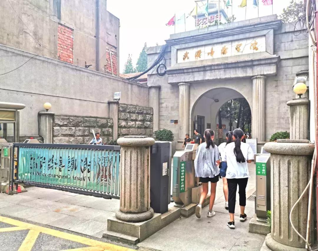 武昌这所低调的大学坐拥一线江景,教学楼窗外就是黄鹤楼